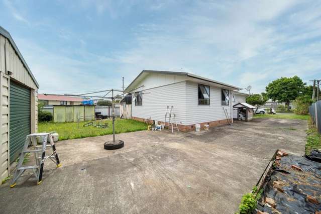 FREEHOLD SECTION - 683M2 In MANGERE.