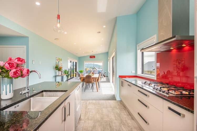 16 Red Beech Avenue Woodridge_9