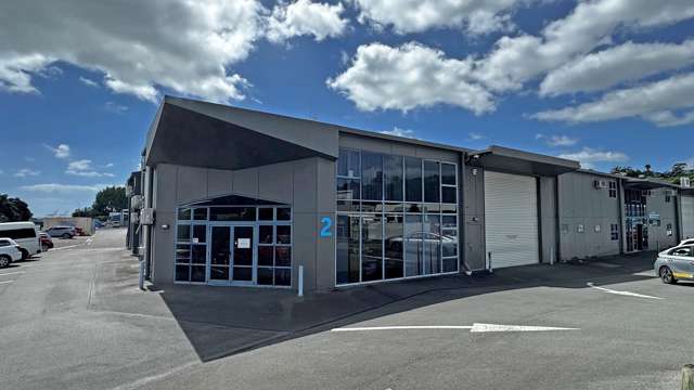 The showroom/office with warehouse