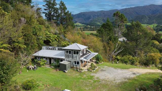 Off-Grid Escape with Panoramic Valley Views