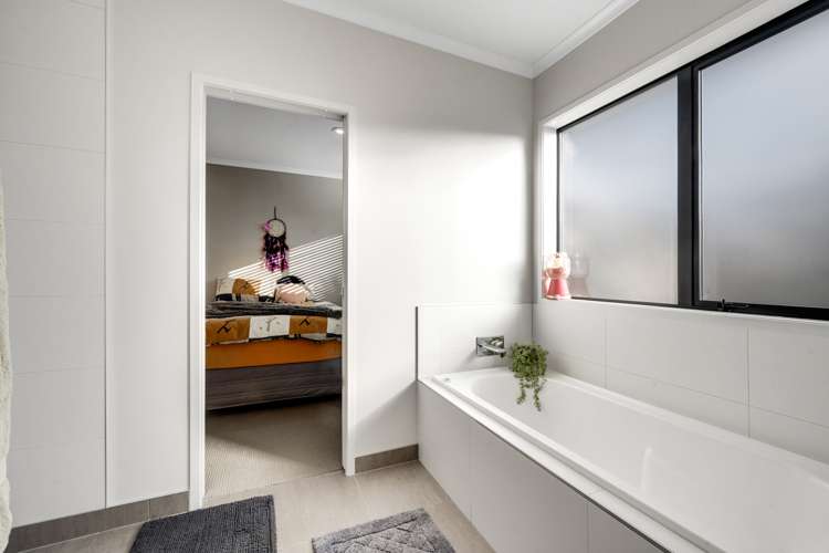 6 Bendemeer Place Flat Bush_17