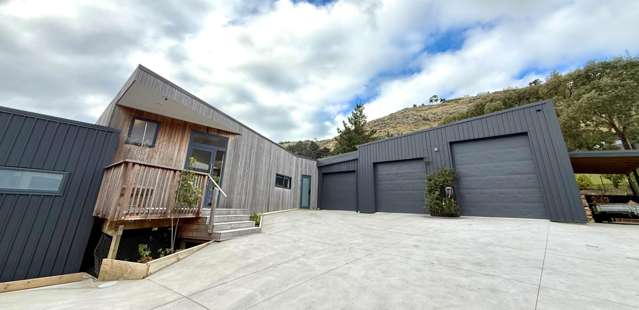 FULLY FURNISHED EXECUTIVE MODERN FAMILY HOME - ALL INCLUSIVE RATE!
