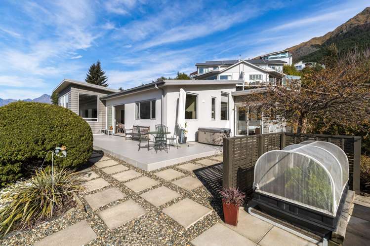 9 Matakauri Place Fernhill/Sunshine Bay_12