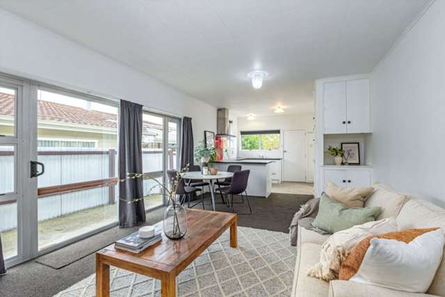 * UNDER OFFER * Sought After Allenton Home Awaits!