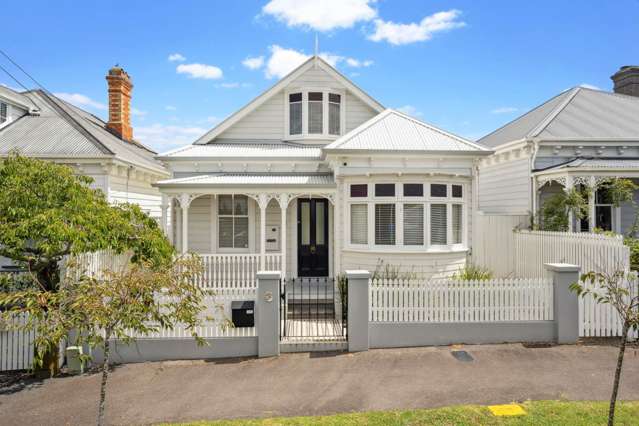 EXQUISITE KAURI COTTAGE