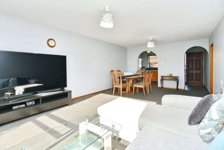 2/11 Dumfries Drive Hei Hei_5