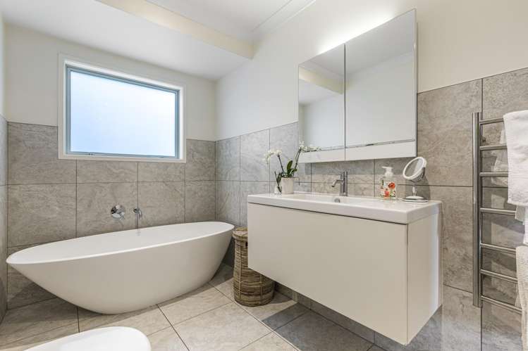 1/5 Hanlon Crescent Narrow Neck_11