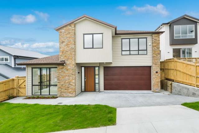 Executive Style Five Bedroom Family Home in Si...