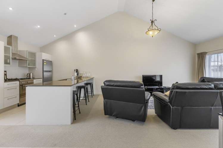 31 Chateau Crescent Rangatira Park_8