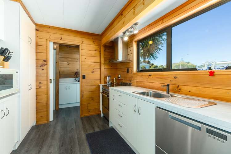 69a Mana Esplanade Paremata_8