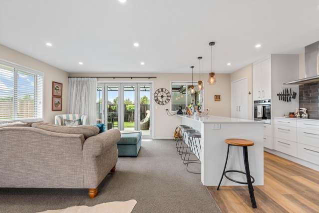 Tuatahi Avenue - Style, Sun & Smart Design !