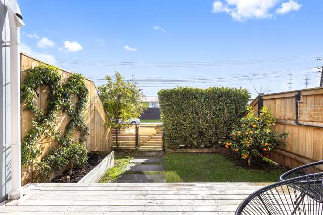 1/1a Royal View Road Te Atatu South_1