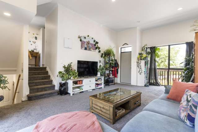 8/2 Swan Hill Drive Glen Eden_2