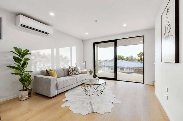 2/589A East Coast Road_5