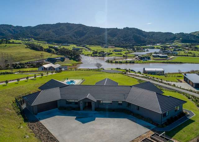 Stunning 5-bed Family Home with Views & Pool