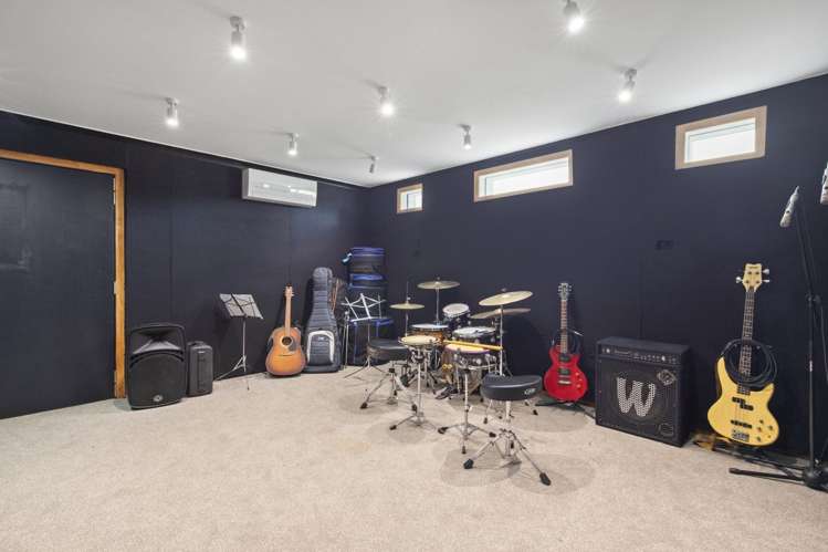 37 RIVERSIDE DRIVE Waiuku_17