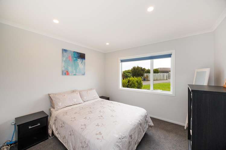 13 Roots Street East Feilding_11