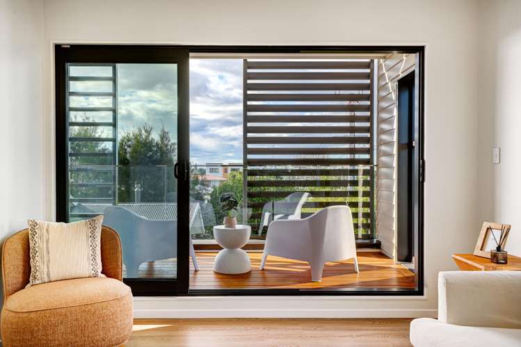 14&16 Woodford Ave Henderson_10