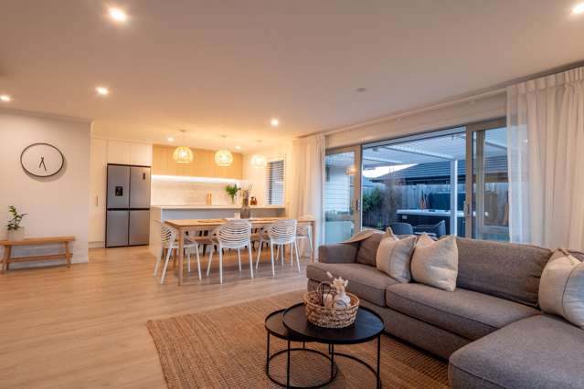 Ultimate Entertainer On A Spacious Section!