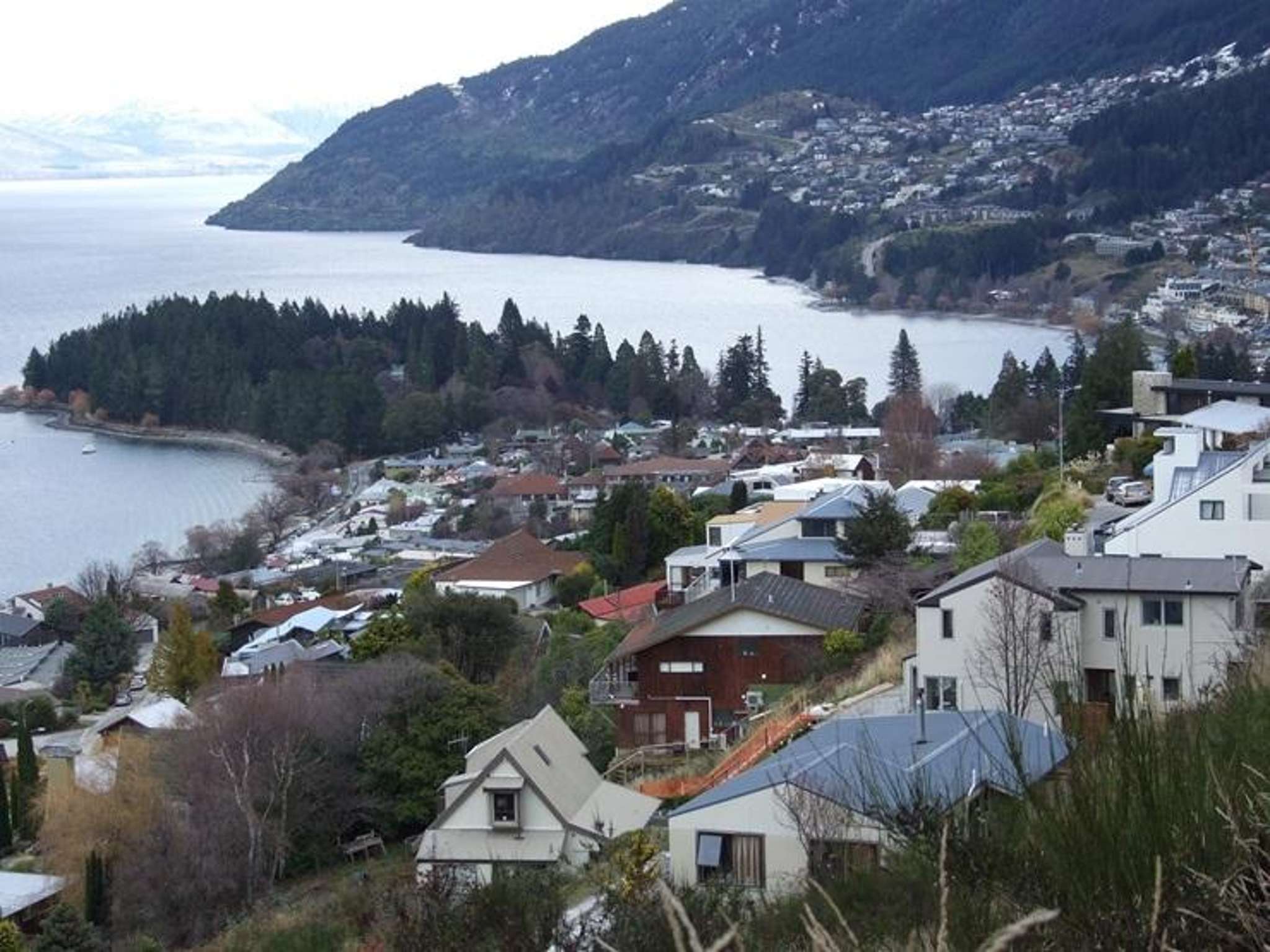 Kiwi buyers in NZ's wealthiest town now facing competition from Aussie plumbers