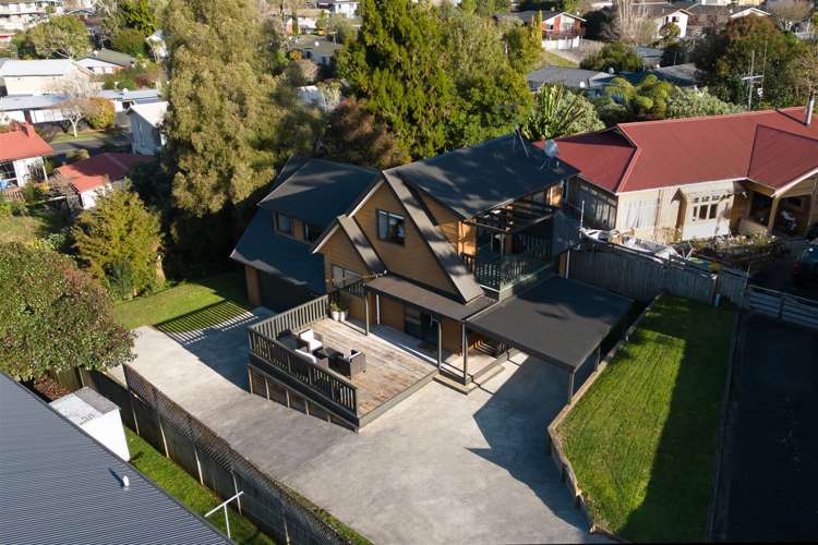 8 Surrey Lane Glenview_23