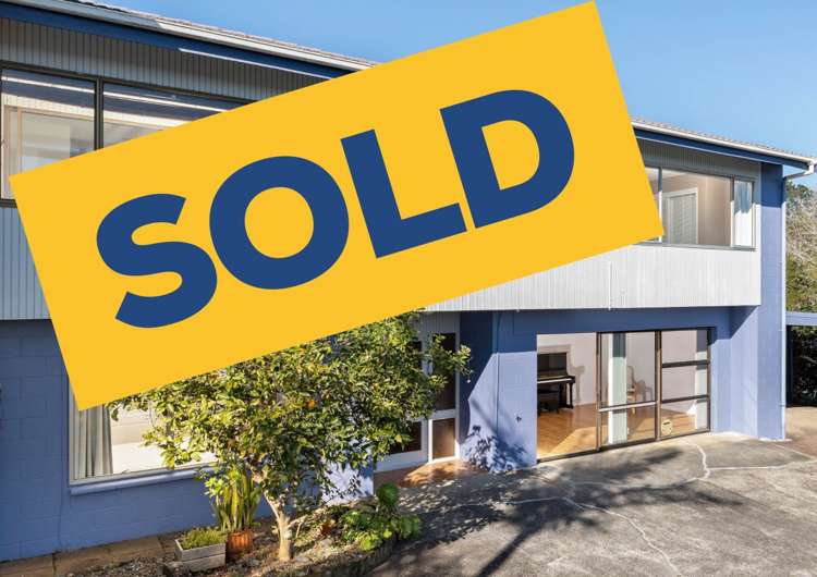 2/48 Mayfair Crescent Mairangi Bay_0