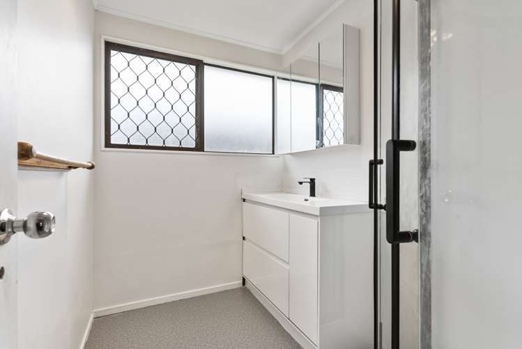 1/1 Ebenezer Way Clendon Park_13