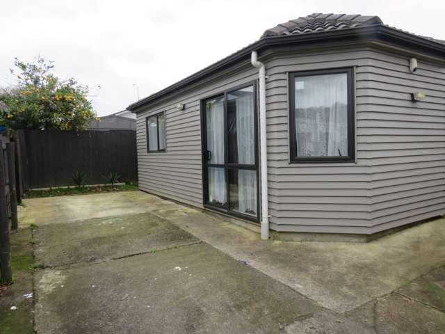 Two-Bedroom Unit in Manurewa - Water is included!