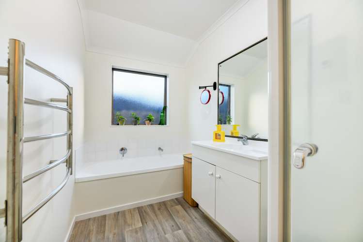 8 Woodbank Drive Glen Eden_10