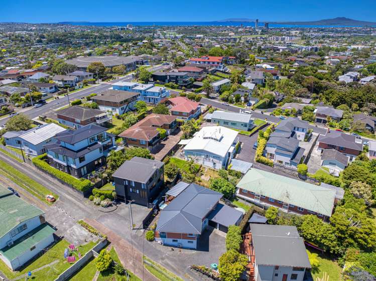 2/83a Pupuke Road Northcote_18