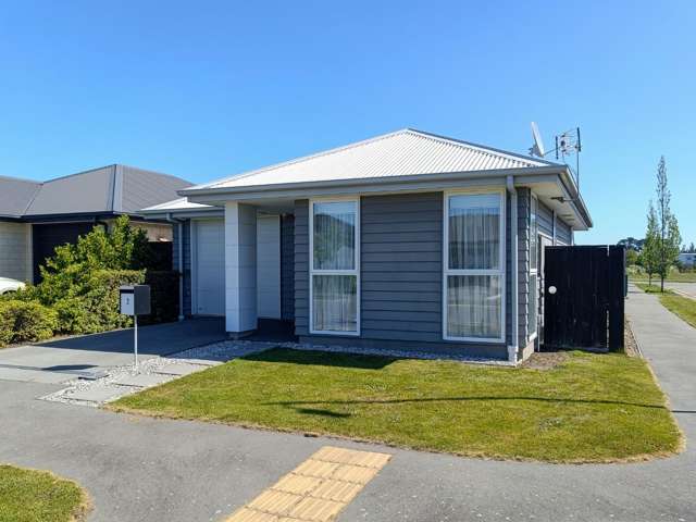 Standalone & Spacious Townhouse with Garage