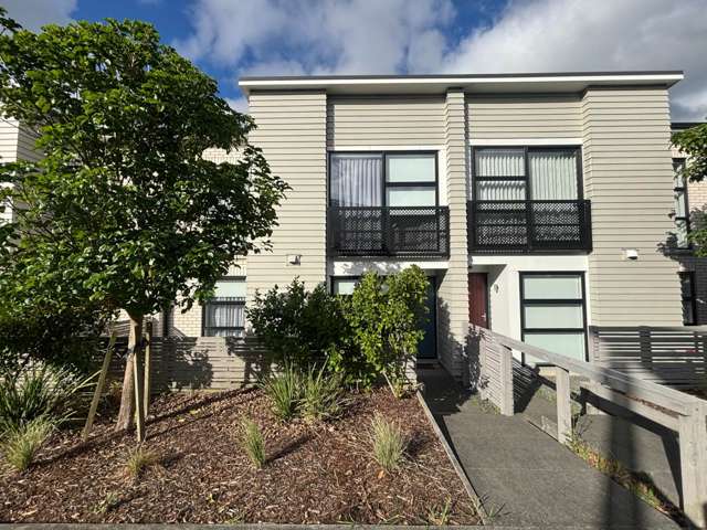 Spacious Family Living Next to Western Park Re...