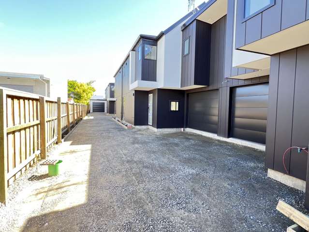 High-Spec City Fringe Living With Garage