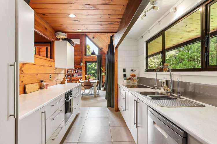 566 Scenic Drive Waiatarua_7