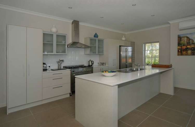 12 Chateau Crescent Rangatira Park_8