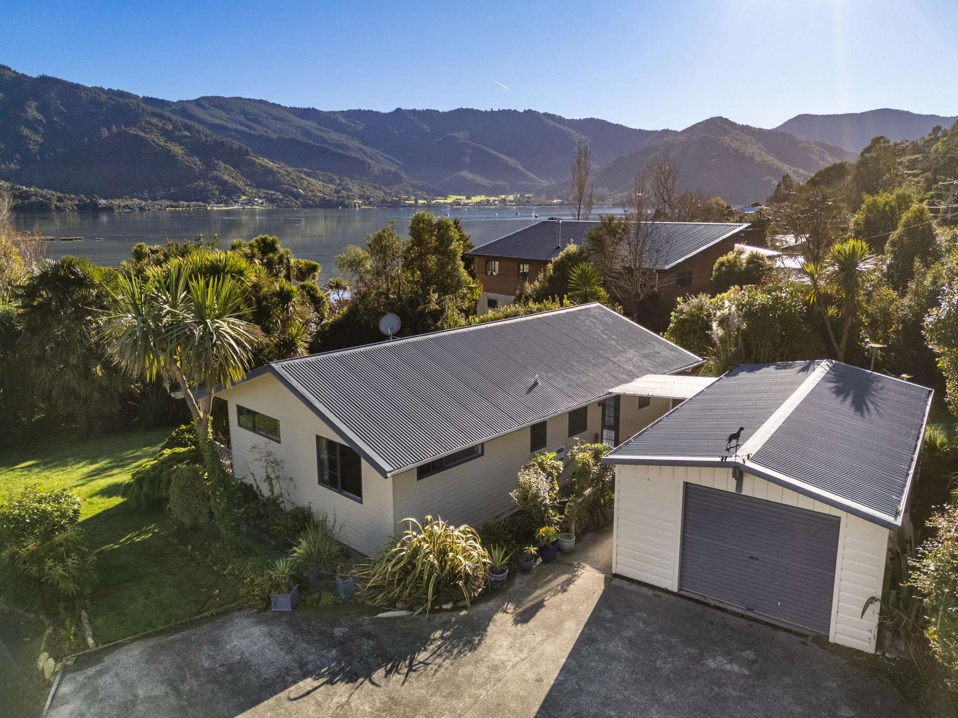 1695 Queen Charlotte Drive Linkwater_0
