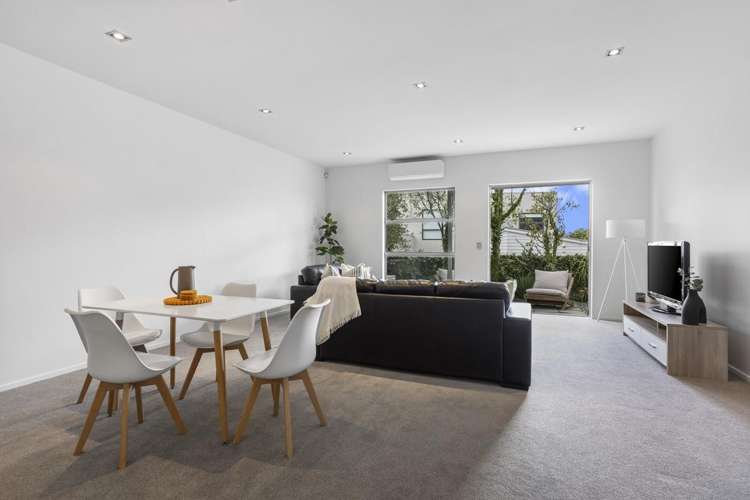 20/40 Scarlet Oak Drive Schnapper Rock_4