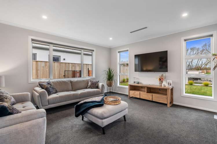 8 Strowan Avenue Elgin_22