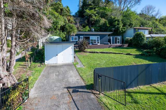Freehold Rotoiti bach opposite the boat ramp