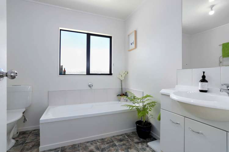 72a Solar Road Glen Eden_14