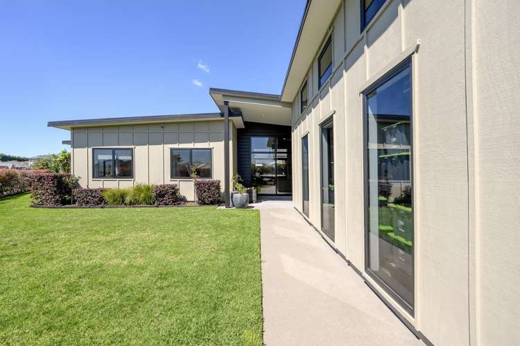 2 Benmore Crescent Pyes Pa_25