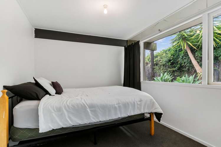 21 Lawrence Cresent Hill Park_7