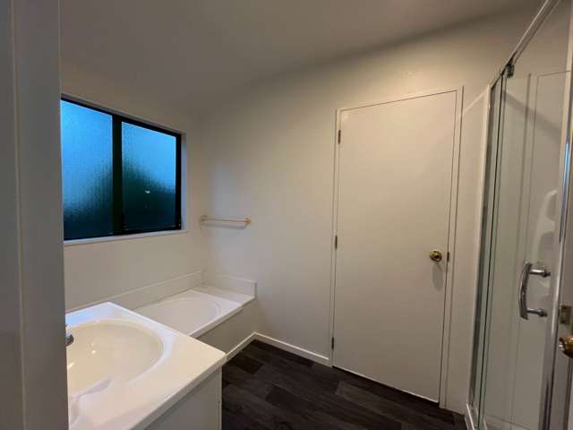 2/152 Carrington Road Mt Albert_4