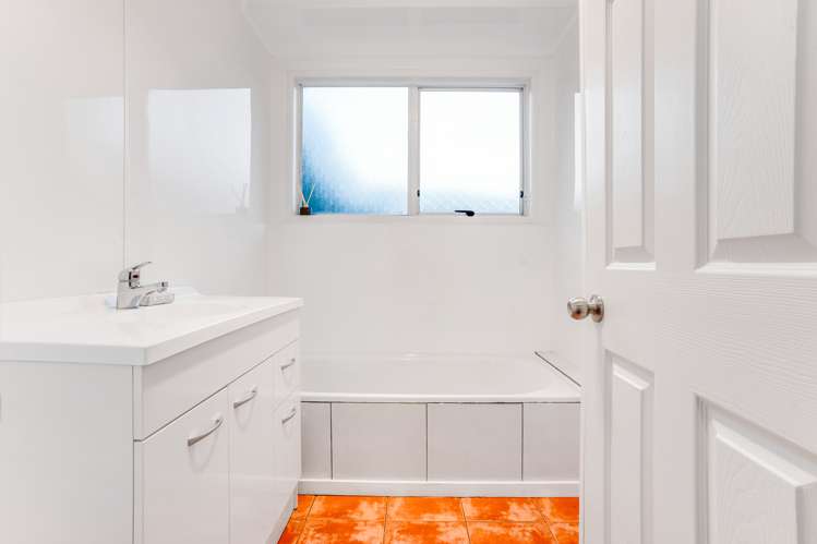 102 Flat Bush Road Clover Park_11