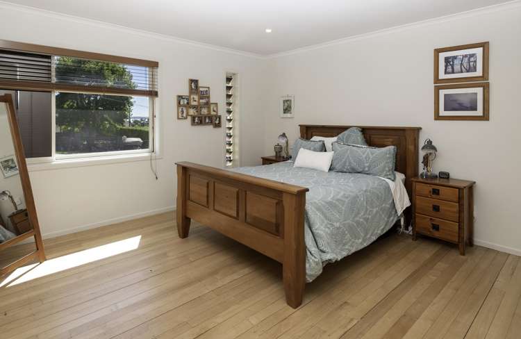 17 Beach Road Mellons Bay_18