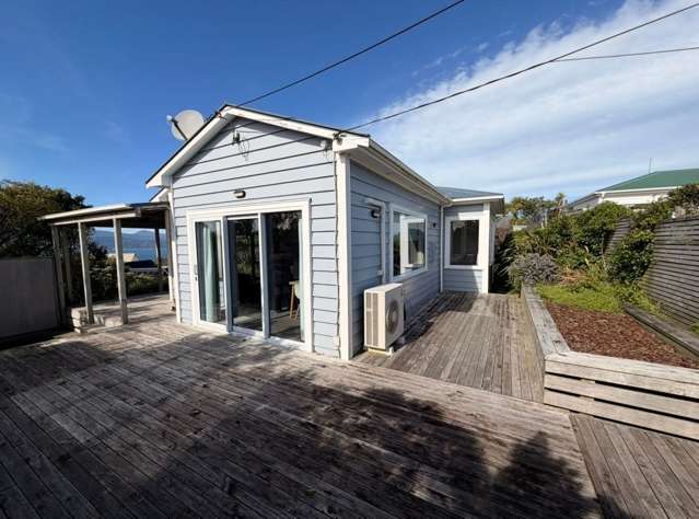 Sunny, private Khandallah home with harbour views