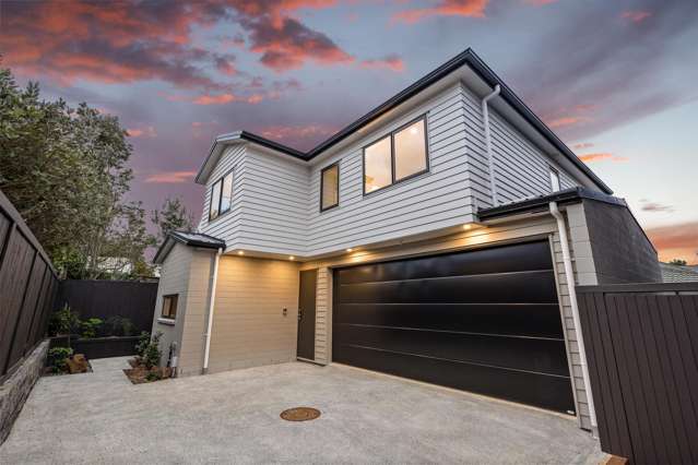 REIGN IN GREENLANE - NEW, REAR, LUX!
