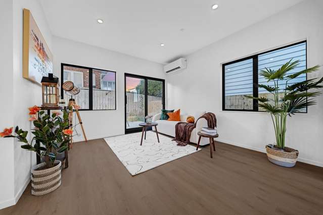 Freehold with 10 Years Master Builder !!