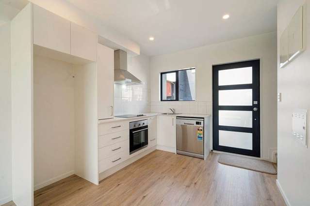 Modern 2-Bedroom Townhouse + Study in the Heart of Henderson
