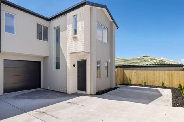 Rear Townhouse 3 Bed+ Garage & Parking